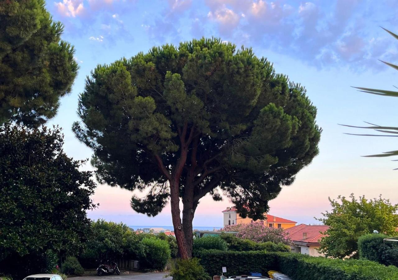 La Luna E Il Falo Ceriale Bagian luar foto