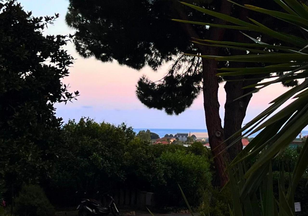 La Luna E Il Falo Ceriale Bagian luar foto